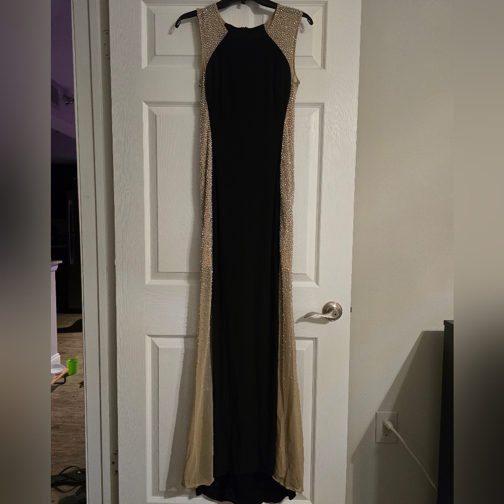 Stunning Black And Nude Silhuette Gown With Crystals